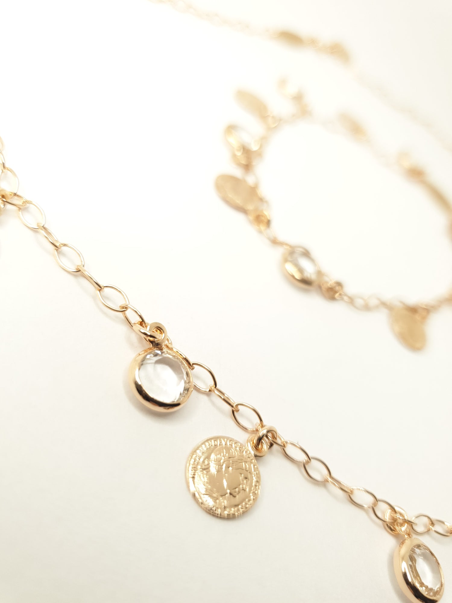 Moderne Kette aus 925 Silber mit 18k Vergoldung, funkelnden Swarovski Steinen und römischen Münzen mit Aphrodite-Abbildung. Ein zeitloser Blickfang mit modernem Chic für Ihren einzigartigen Stil.