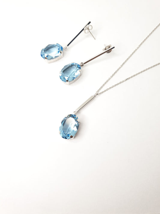 Luxuriöse Halskette aus 925 Silber mit prächtigem Swarovski Stein im Ovalschliff in stechendem Blau - das perfekte Schmuckstück für jede modebewusste Frau