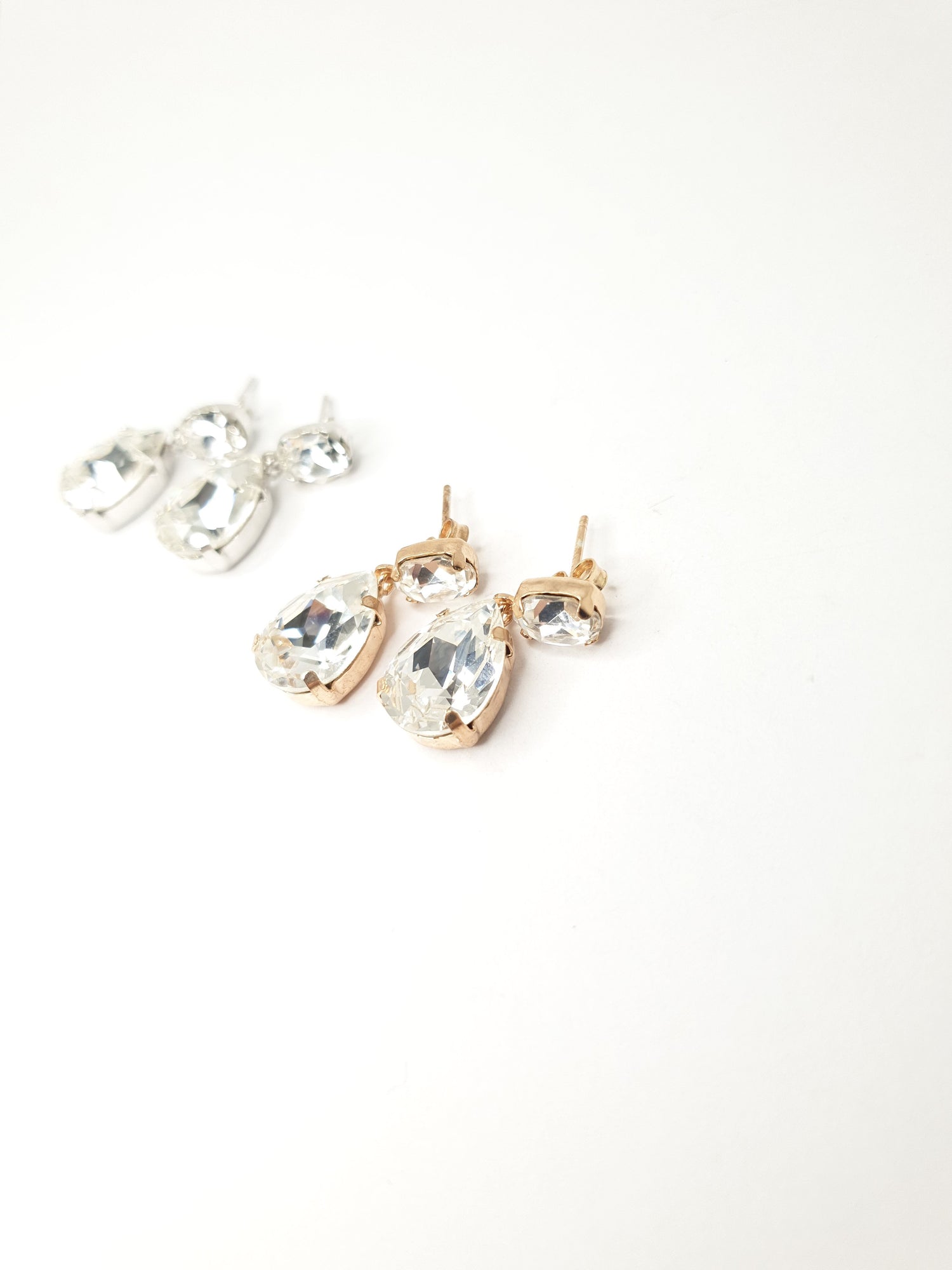 Hänge Ohrringe aus 925 Silber vergoldet mit großen weißen Swarovski Kristallen, je Ohrring zwei ovale Kristalle, einer oben und einer unten.