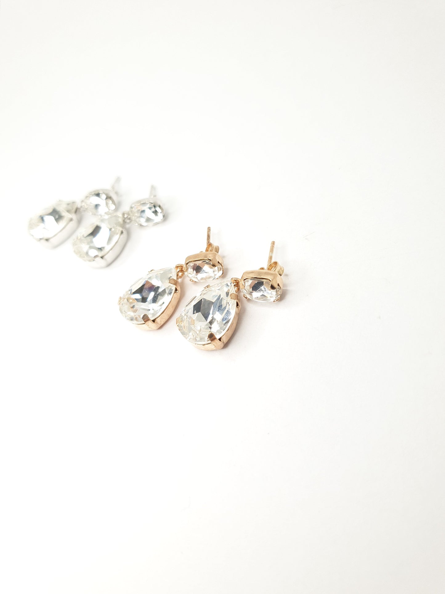 Hänge Ohrringe aus 925 Silber vergoldet mit großen weißen Swarovski Kristallen, je Ohrring zwei ovale Kristalle, einer oben und einer unten.
