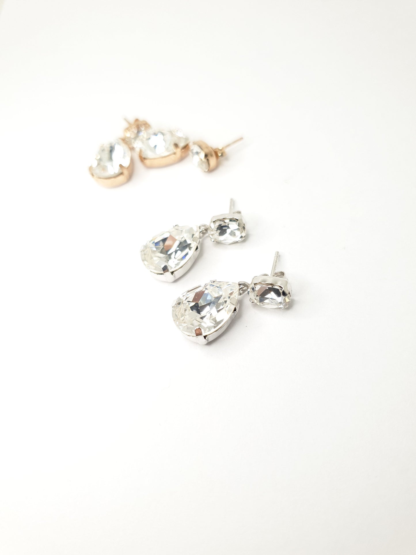Hänge Ohrringe aus 925 Silber mit großen weißen Swarovski Kristallen, je Ohrring zwei ovale Kristalle, einer oben und einer unten.