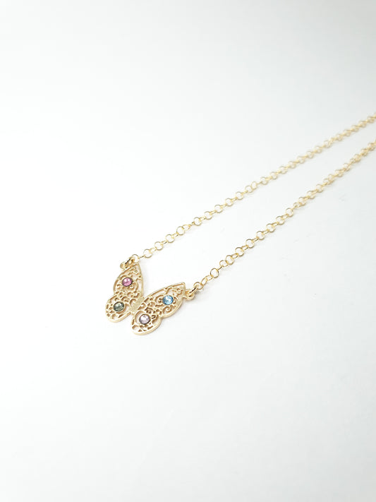 Elegante 925 Silber-Halskette mit vergoldeter Oberfläche und bunt besetztem Schmetterling-Anhänger aus Swarovski Steinen. Verleihen Sie Ihrem Outfit eine frische und farbenfrohe Note mit diesem modischen und langlebigen Schmuckstück.